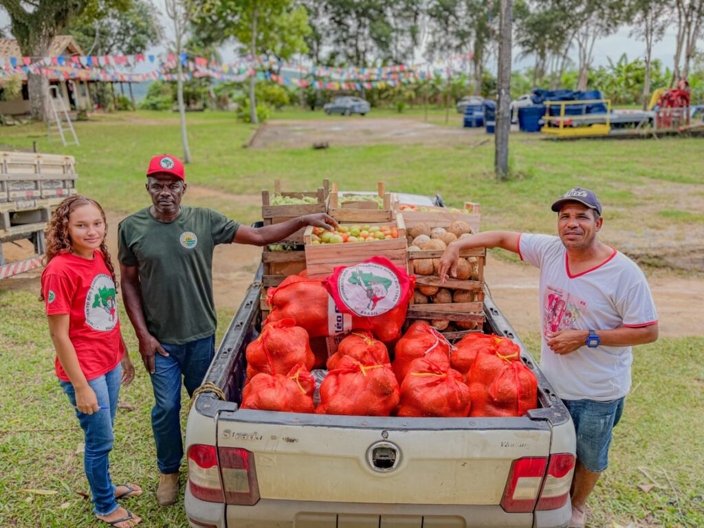 MST entrega 20 toneladas de alimentos através do PAA, no extremo sul da Bahia MST entrega 20 toneladas de alimentos através do PAA, no extremo sul da Bahia