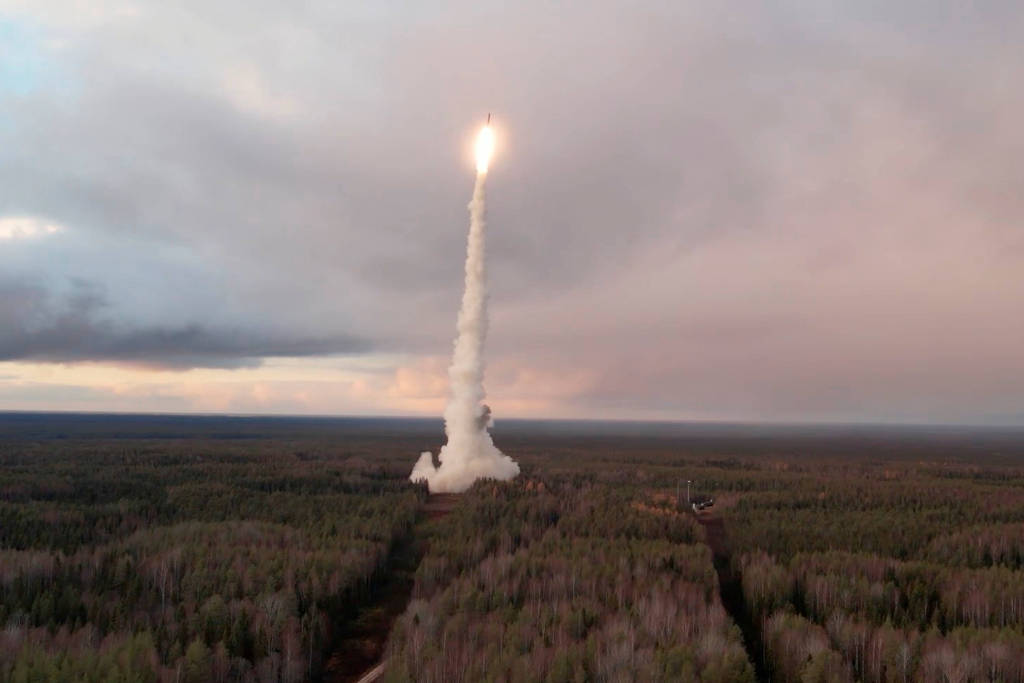 Rússia dispara míssil de capacidade nuclear contra Ucrânia