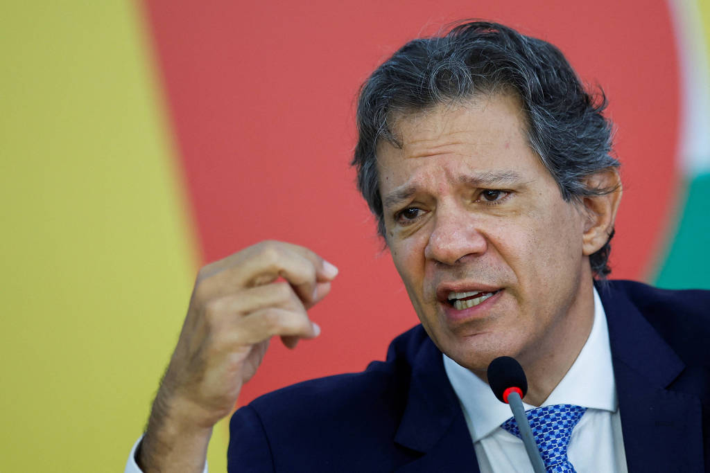 Pacote de Haddad corta direitos para economizar R$ 327 bilhões até 2030