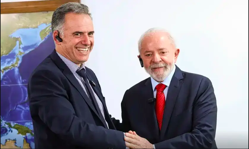 Lula recebe  Yamandú Orsi, presidente eleito do Uruguai, e discute Mercosul