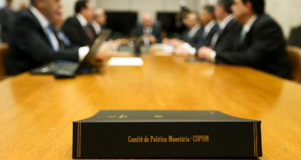 Copom dissimula, cita “incerteza” nos EUA e eleva Selic a 11,25% ao ano