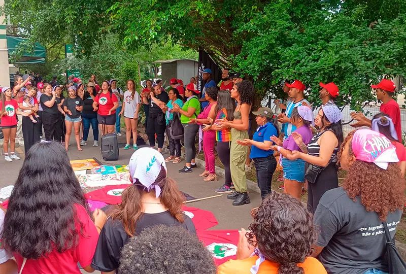 Mulheres do campo e da cidade pedem o fim da violência em ação nesta segunda-feira (25)