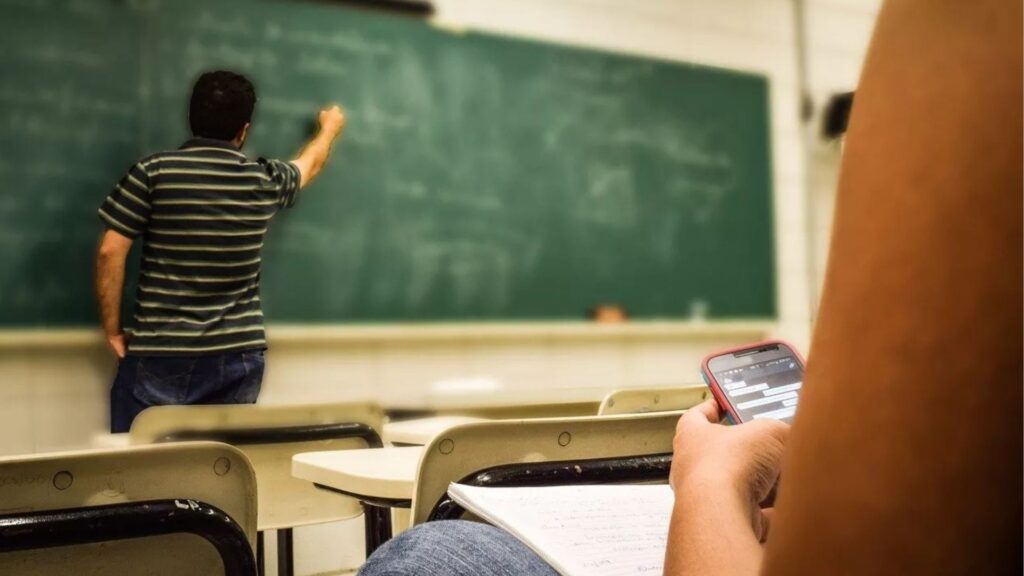 Senado aprova restrição de celulares em escolas