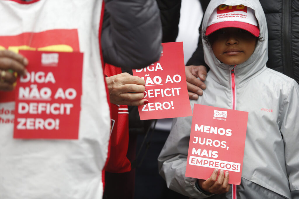 Entidades sindicais e empresariais criticam alta “injustificada” dos juros