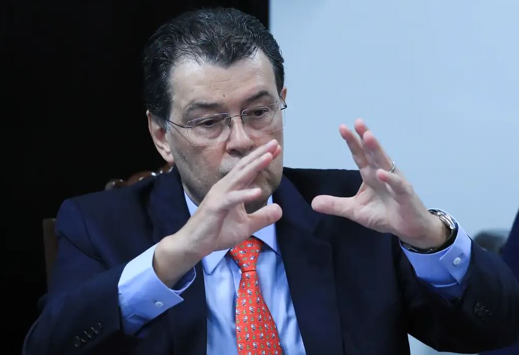 Reforma tributária: Eduardo Braga propõe taxação de armas e munições Reforma tributária: Eduardo Braga propõe taxação de armas e munições