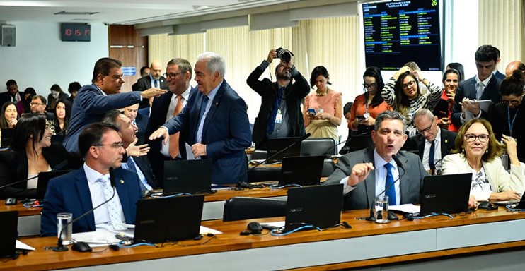 Senadores adiam na CCJ votação da PEC de privatização das praias Senadores adiam na CCJ votação da PEC de privatização das praias