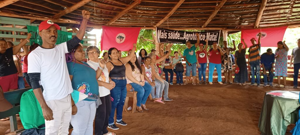 Pesquisadoras apresentam resultados de estudos sobre impacto dos agrotóxicos no acampamento Leonir Orback, em Goiás