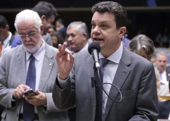 Bancada do PT vota a favor da tributação mínima de 15% sobre lucro das multinacionais