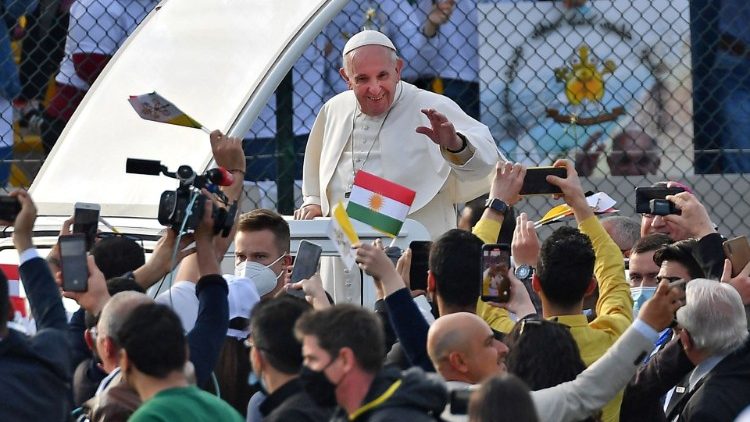 Mulher-bomba e van com explosivos tentaram matar Papa Francisco, em 2021
