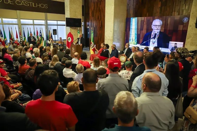 João Pedro Stedile presta homenagem aos lutadores e lutadoras ao receber medalha Farroupilha