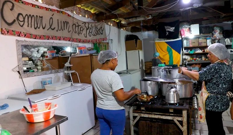 Cozinhas solidárias de comunidades e movimentos sociais preparam celebrações de Natal Cozinhas solidárias de comunidades e movimentos sociais preparam celebrações de Natal