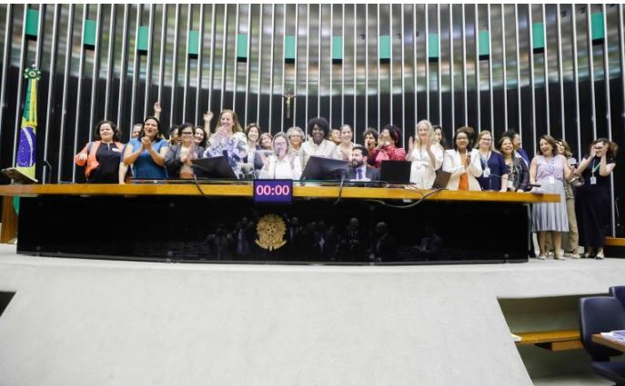 Câmara reage à violência contra mulheres e aprova 12 projetos num único dia Câmara reage à violência contra mulheres e aprova 12 projetos num único dia