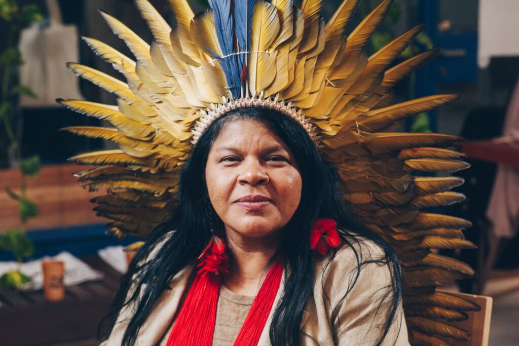 Sonia Guajajara recebe prêmio da ONU pela luta em defesa da Terra Sonia Guajajara recebe prêmio da ONU pela luta em defesa da Terra