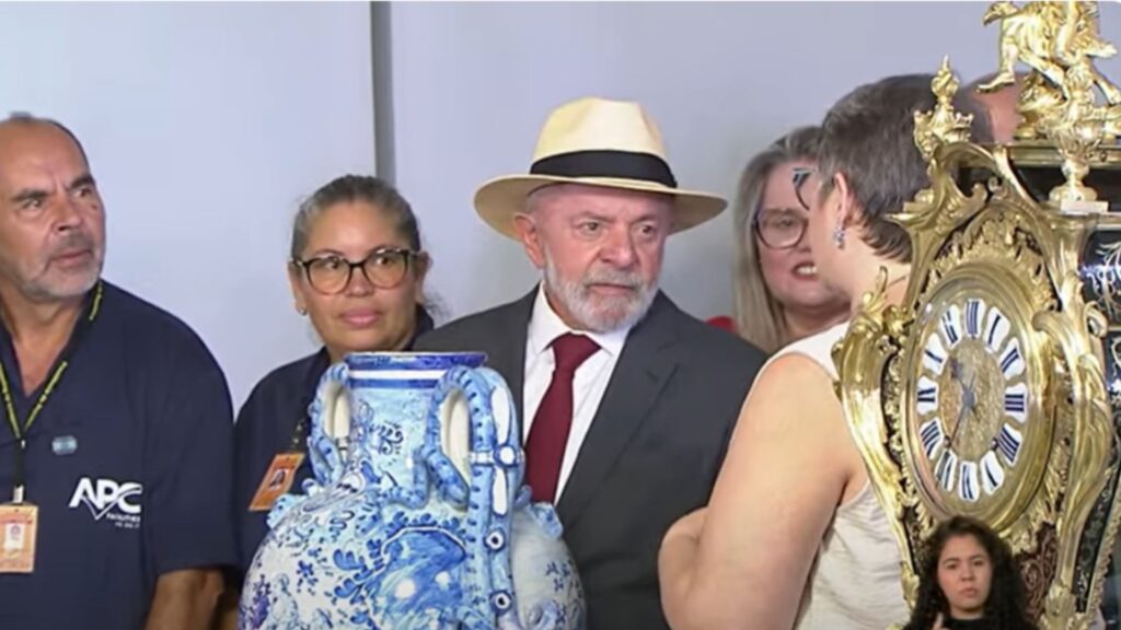 Entrega de 21 obras restauradas marca o início dos atos pela democracia