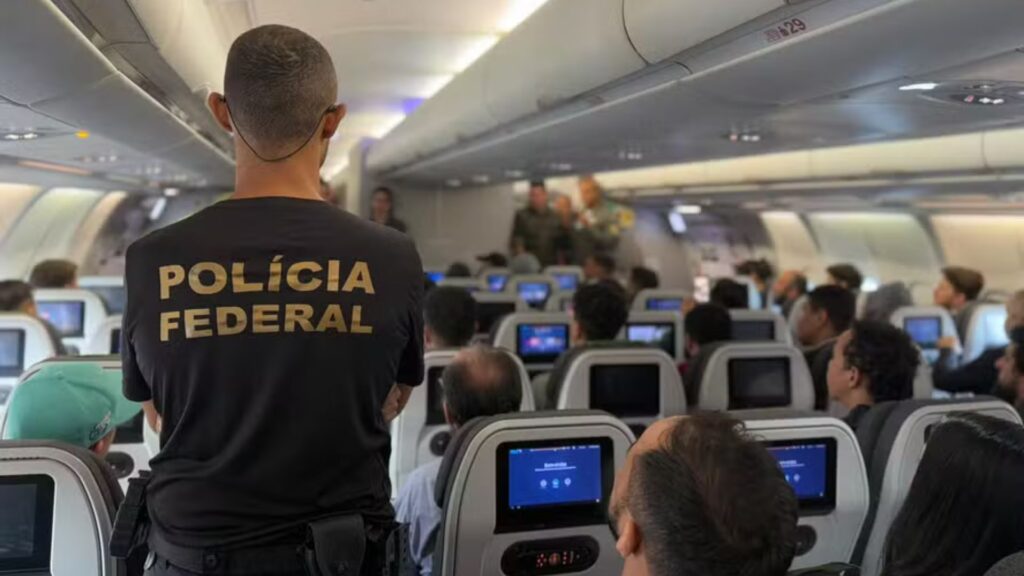 Governo pede explicações aos EUA por tratamento a brasileiros deportados