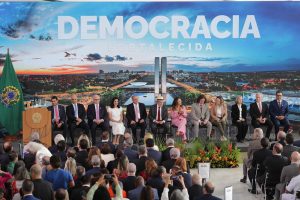 Petistas exaltam a democracia no Ato em Memória ao 8 de Janeiro e exigem punição aos golpistas Petistas exaltam a democracia no Ato em Memória ao 8 de Janeiro e exigem punição aos golpistas