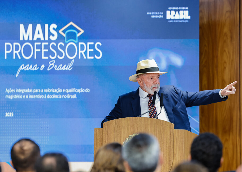 Lula lança Programa Mais Professores com homenagem à carreira docente