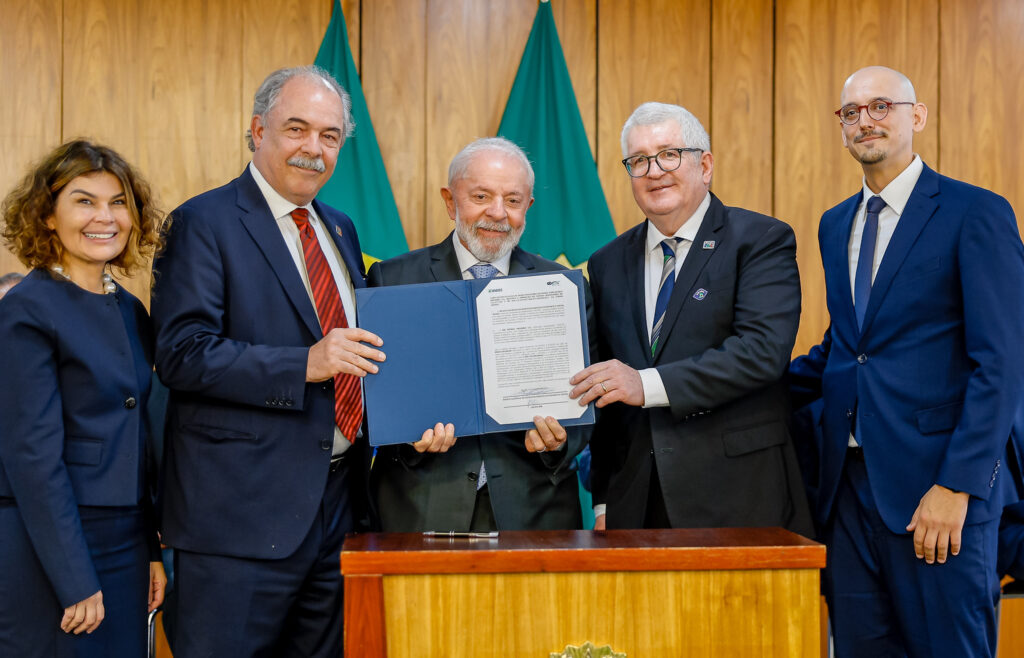 Com a presença de Lula, BNDES anuncia R$ 6,4 bi para rodovias no Paraná