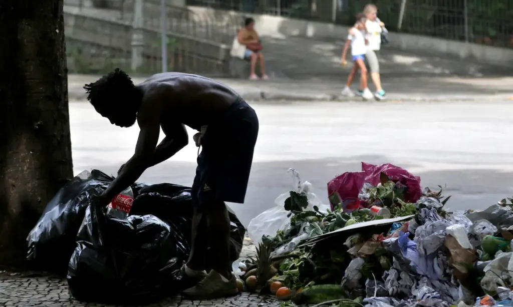 Mais de 200 bilionários foram criados em 2024, enquanto pobreza pouco mudou no mundo