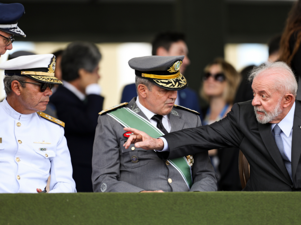 Lula e comandante da Marinha discutem polêmica sobre vídeo institucional