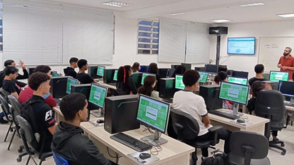 Governo Lula abrirá 12 mil novas vagas em Institutos Federais de 18 estados Governo Lula abrirá 12 mil novas vagas em Institutos Federais de 18 estados