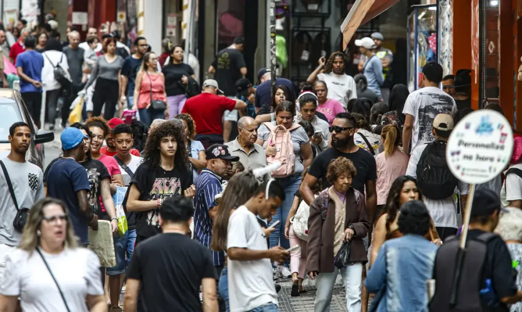 Serviços às famílias atingem maior patamar desde 2015 com economia aquecida Serviços às famílias atingem maior patamar desde 2015 com economia aquecida