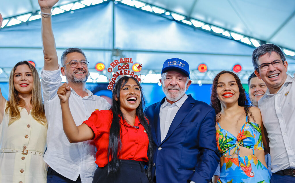Lula leva 12 ministros ao Amapá, realiza entregas e defende pesquisa de petróleo Lula leva 12 ministros ao Amapá, realiza entregas e defende pesquisa de petróleo
