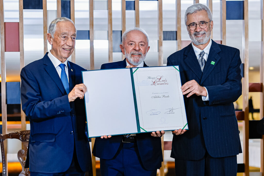 Representada pelo filho, Adélia Prado recebe o Prêmio Camões de Literatura