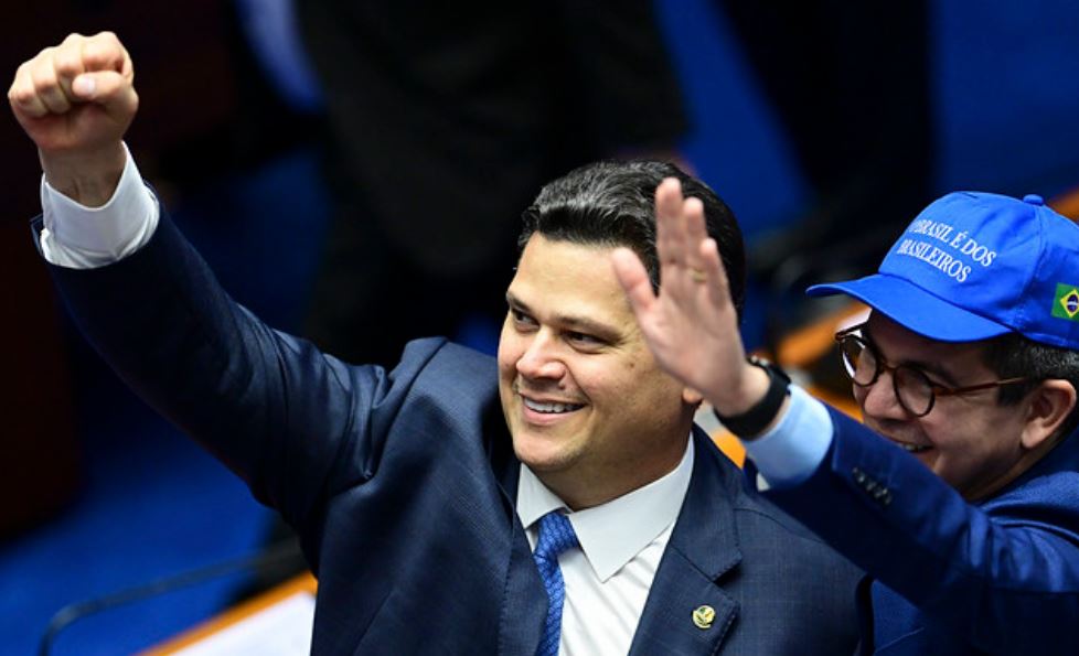 Eleito presidente do Senado, Alcolumbre defende diálogo e democracia