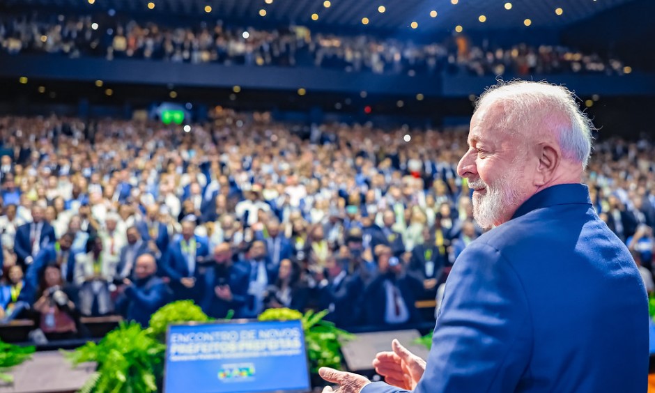 Lula pede a prefeitos e prefeitas união nacional para desenvolver o país