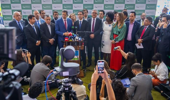 Haddad passa a Motta agenda para isentar IR, taxar ricos e regular big techs