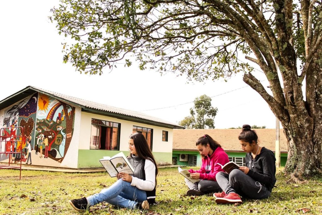 Fechar a Escola 25 de Maio é crime!