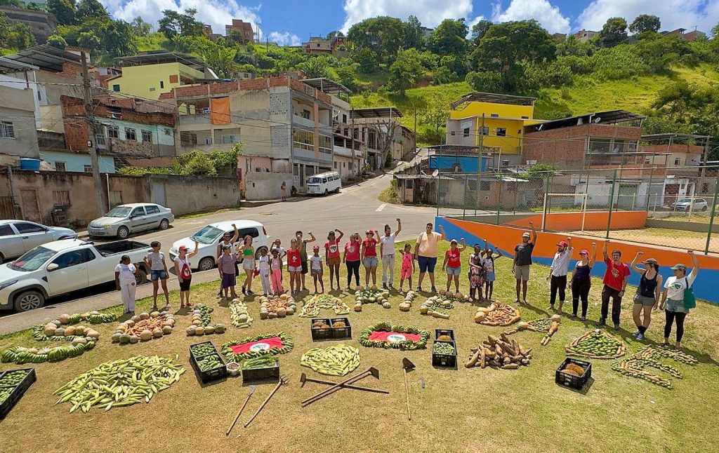 Plantio Solidário doa mais de 1 tonelada de alimentos em bairro de Juiz de Fora (MG) Plantio Solidário doa mais de 1 tonelada de alimentos em bairro de Juiz de Fora (MG)