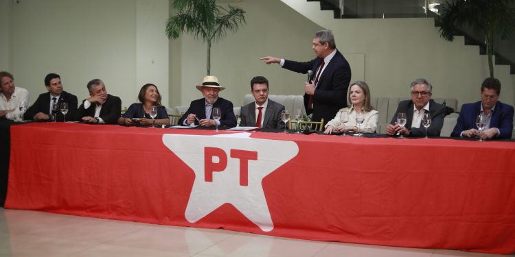 Lindbergh é eleito novo líder da Bancada do PT, em reunião que contou com a presença do Presidente Lula