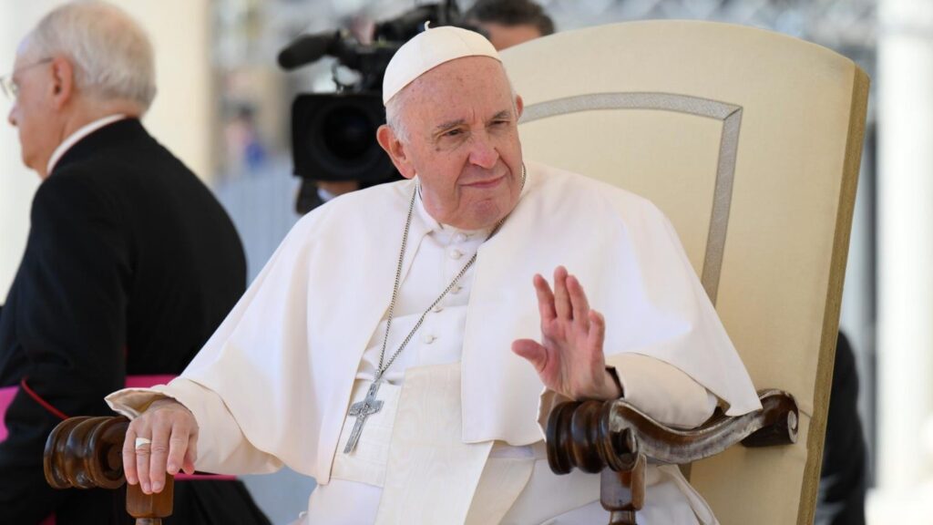 Papa diz estar confiante no tratamento de pneumonia bilateral