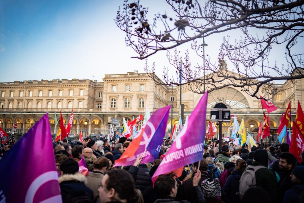 Centenas participam de manifestação contra o fascismo em Paris Centenas participam de manifestação contra o fascismo em Paris