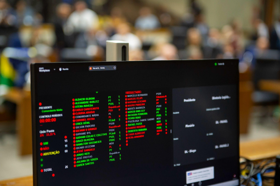 Aprovado PL que proíbe contratos com veículos condenados por fake news