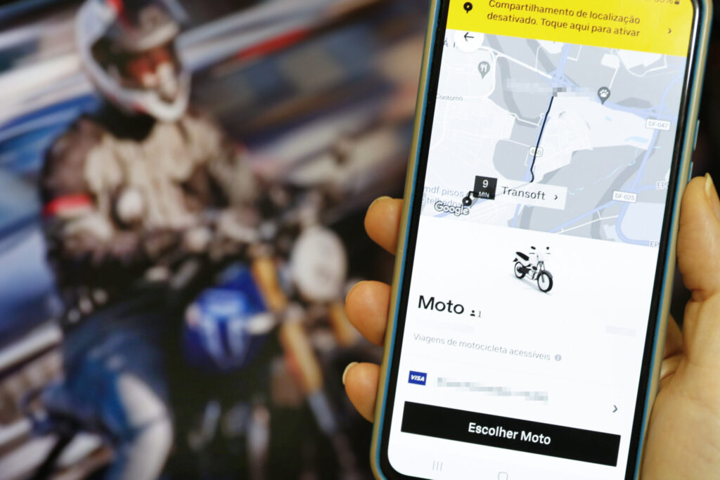Brasil vira maior mercado da Uber à base de jornadas exaustivas e precarização
