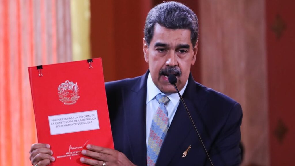 Maduro apresenta proposta de reforma da Constituição