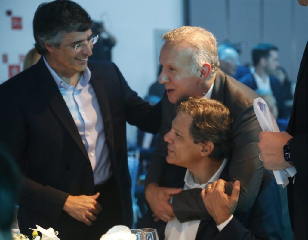 Crédito consignado: muito pouco e muito caro Crédito consignado: muito pouco e muito caro