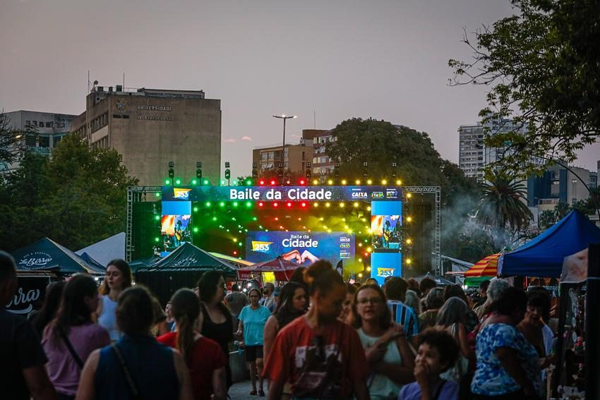 Baile da Cidade leva milhares de pessoas à Redenção na festa dos 253 anos da Capital