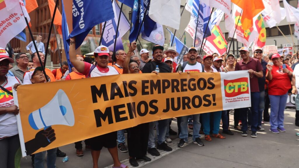 Manifestantes na Av. Paulista pedem menos Juros e mais empregos