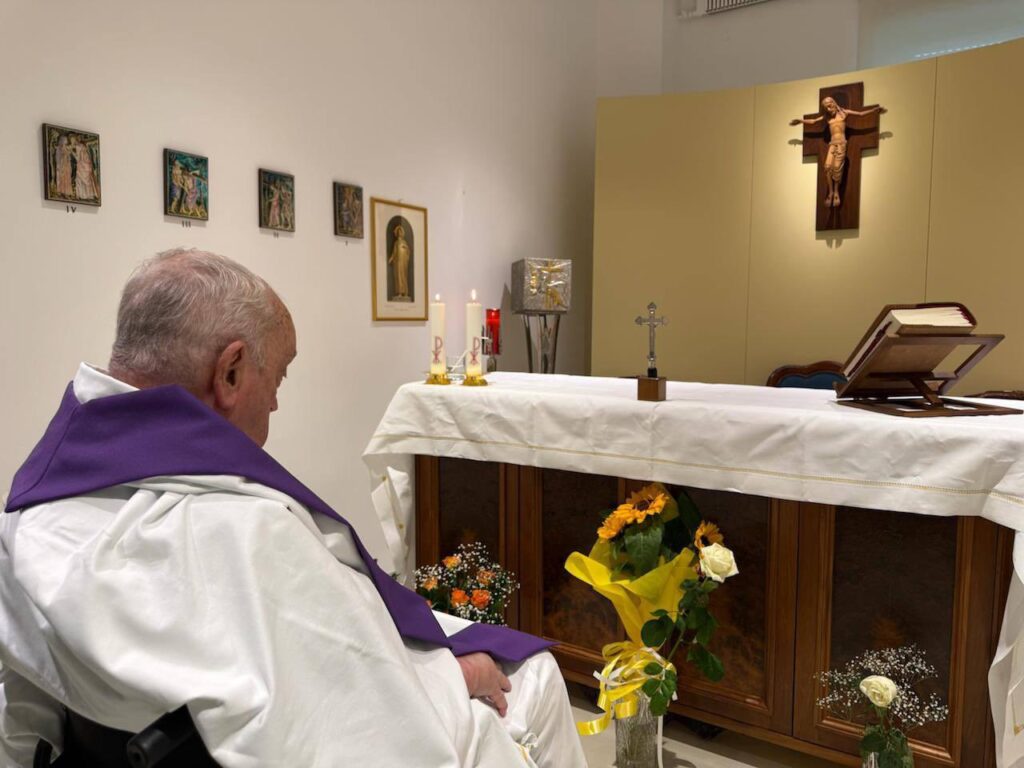 Vaticano divulga 1ª foto do Papa celebrando missa em hospital após um mês internado
