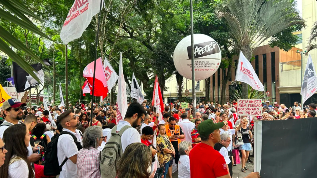 Manifestantes tomam as ruas em rechaço ao PL da anistia a Bolsonaro e golpistas