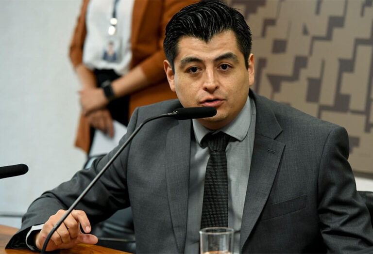 Forças externas e oligarquia ameaçam democracia na Bolívia, diz ex-embaixador