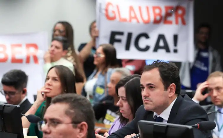 Perseguição fascista ao deputado Glauber Braga continua na Câmara dos Deputados