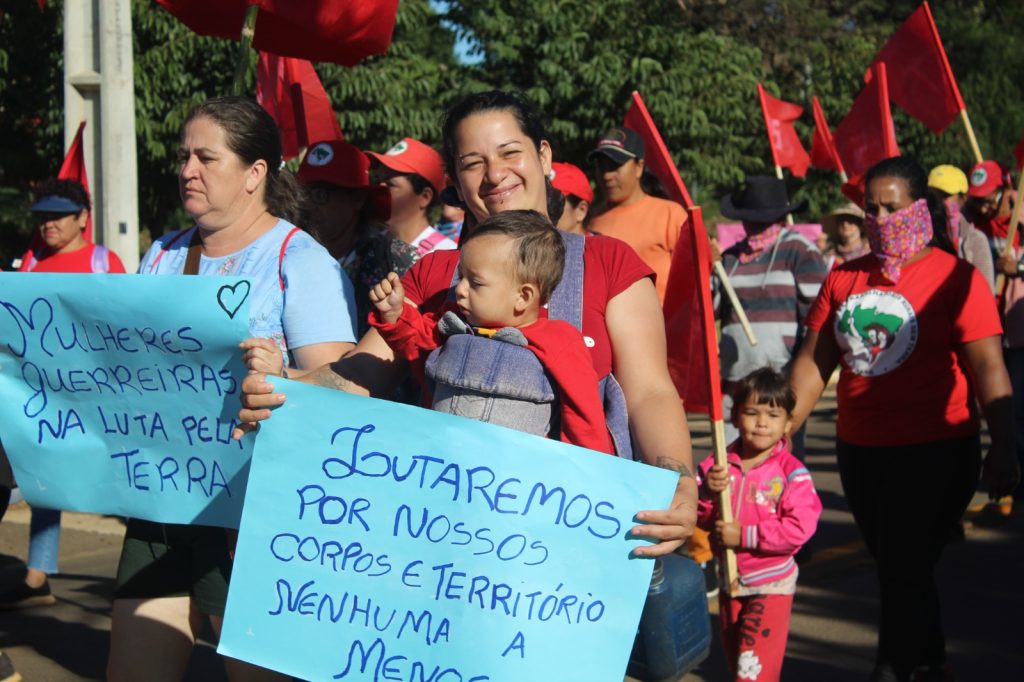 Famílias do MST-PR marcham contra despejo em Reserva do Iguaçu e por avanço na Reforma Agrária Famílias do MST-PR marcham contra despejo em Reserva do Iguaçu e por avanço na Reforma Agrária