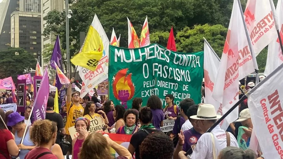 Contra a violência e a carestia, mulheres ocupam as ruas no 8 de Março