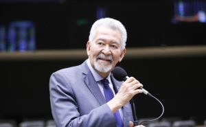 Deputados celebram projeto de isenção do IR para quem ganha até R$ 5 mil e cobram aprovação no Congresso Deputados celebram projeto de isenção do IR para quem ganha até R$ 5 mil e cobram aprovação no Congresso