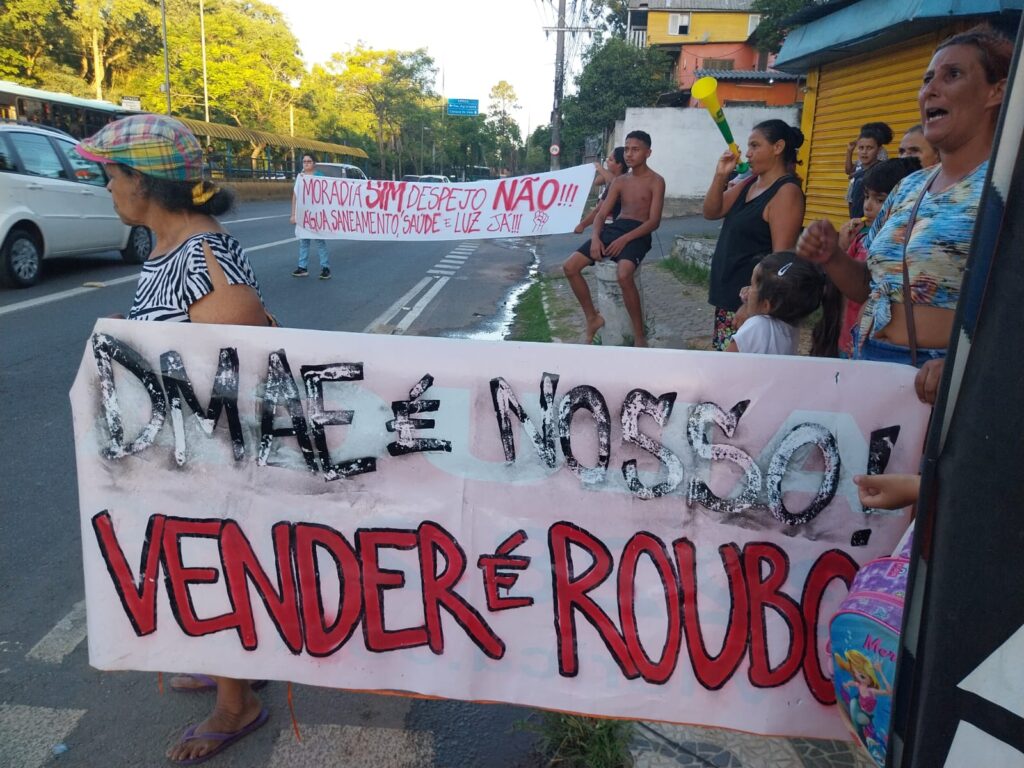 Comunidade do bairro Jardim Carvalho protesta contra falta de água